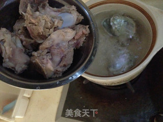 [bitter Gourd and Abalone Soup with Big Bone Bone, Soybeans and Bitter Gourd]-----nourishing Nutrition recipe