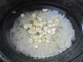 Saponin Rice, White Fungus and Lotus Seed Soup recipe