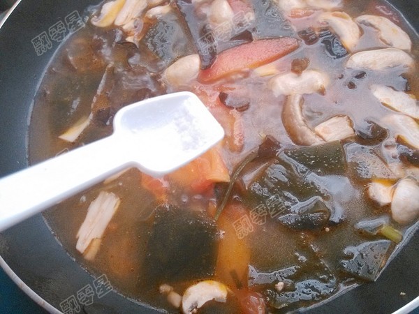 Tomato Fungus Seaweed Soup recipe