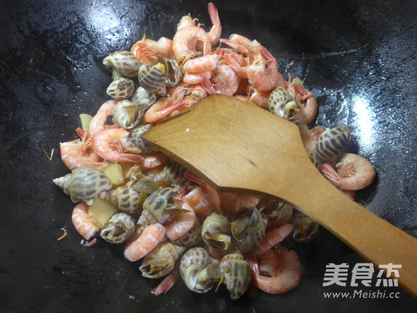 Fried Sea Prawns with Snail recipe