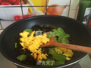 Scrambled Eggs with Black Fungus and Lettuce recipe