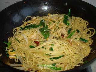 Stir-fried Yellow Noodles with Chicken-xinjiang Taste recipe