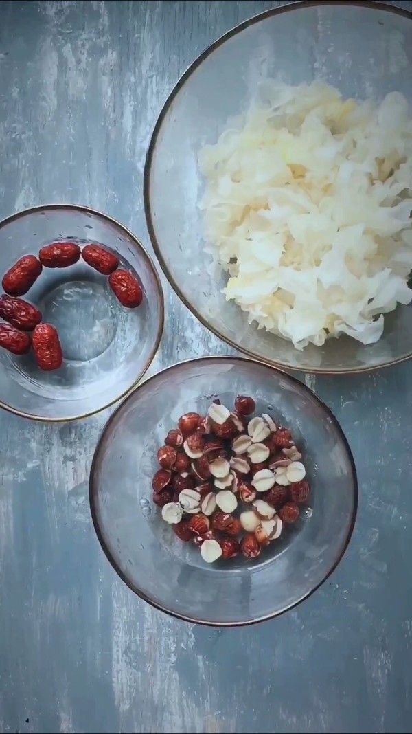 Red Lotus Seed and White Fungus Soup recipe