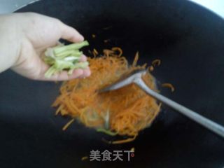 Stir-fried Shredded Pork with Light Carrot recipe