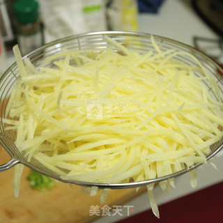 Stir-fried Potato Shreds with Carrots recipe