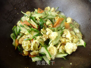Home Cooking-scrambled Eggs with Cucumber Slices recipe