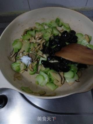 Stir-fried Chayote with Double Mushroom recipe