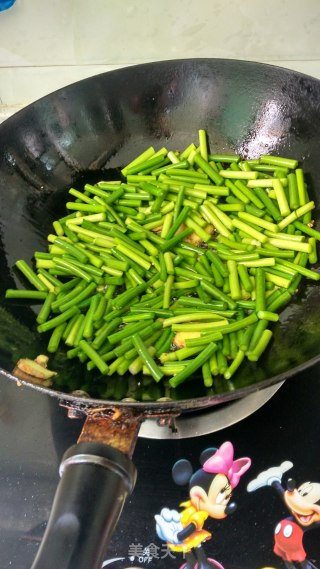 Stir-fried Rice Noodle Pork with Garlic Moss recipe