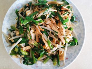 Stir-fried Three Shreds (leeks, Bean Sprouts and Tofu Skin) recipe