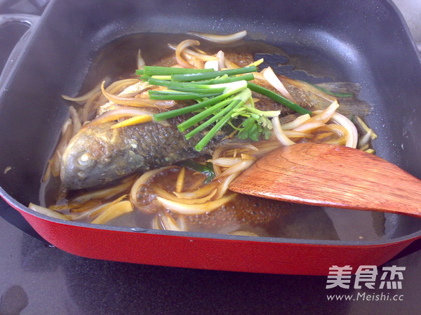 Grilled Crucian Carp with Onions recipe