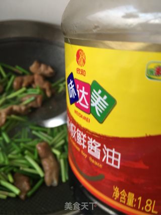 Stir-fried Large Intestine with Garlic Moss recipe