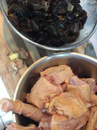 Black Fungus Chicken Soup recipe