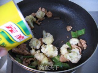 Stir-fried Cauliflower with Green Pepper Pork Slices recipe