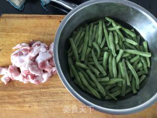 Braised Noodles with Beans recipe