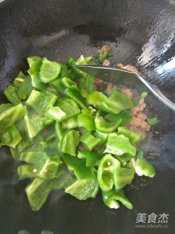 Stir-fried Pork with Big Chili recipe