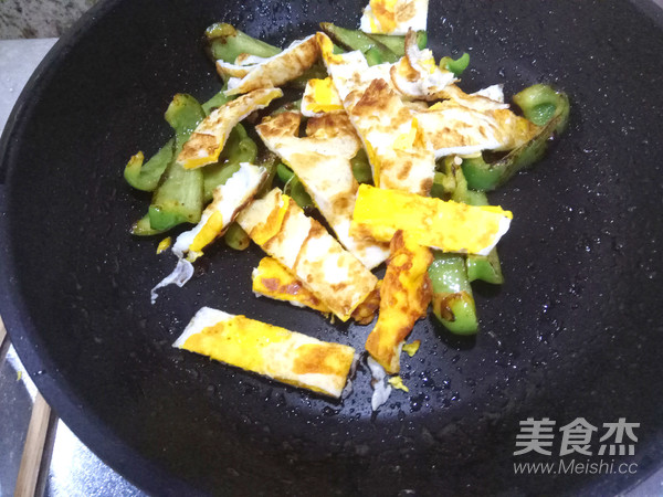 Stir-fried Poached Egg with Green Pepper recipe