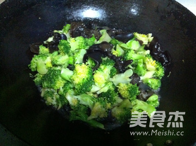 Fried Fungus with Broccoli recipe