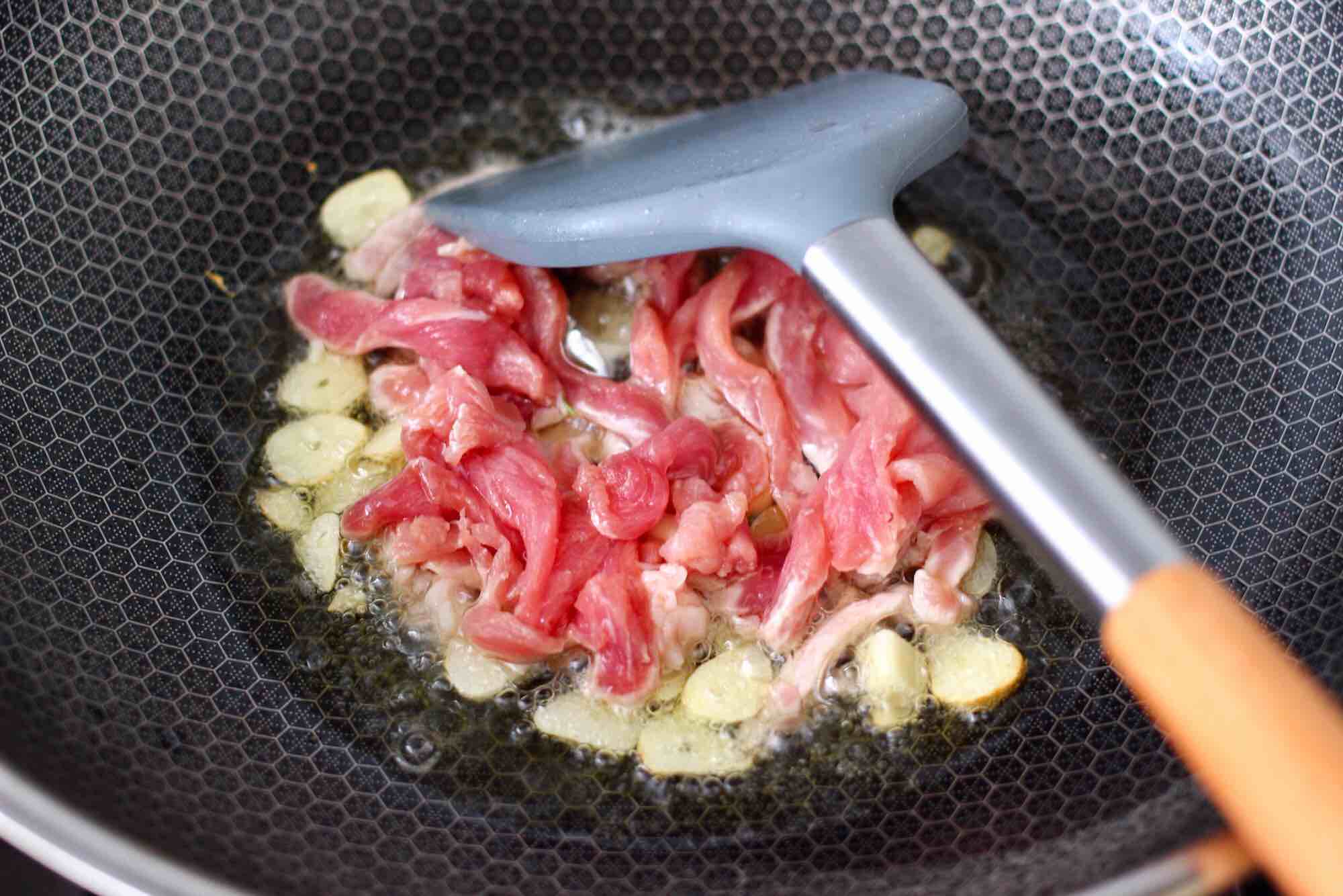 Stir-fried Pork Blood with Garlic Plum Pork recipe