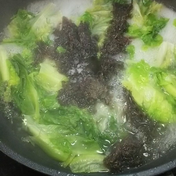 Lettuce and Seaweed Pork Soup recipe