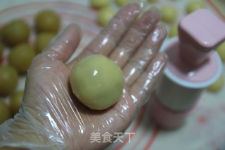 Mooncake with Lotus Seed Paste and Egg Yolk recipe