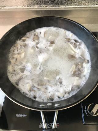 Stir-fried Mini Mushroom with Coriander recipe