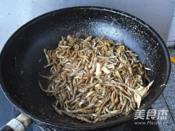 Stir-fried Small Dried Fish with Garlic recipe