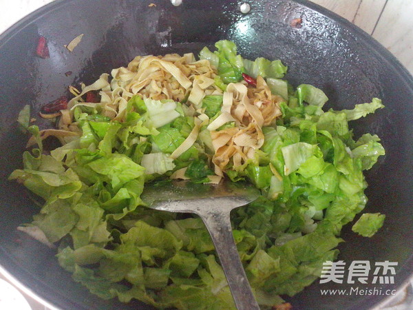 Stir-fried Tofu Skin with Lettuce recipe