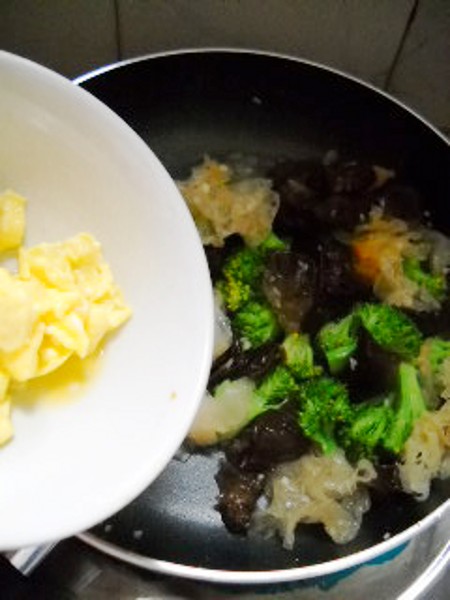 Scrambled Eggs with Orchid Ears recipe