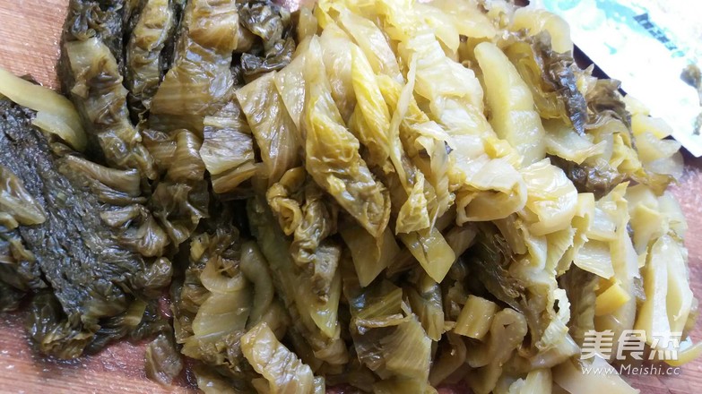 Braised Sauerkraut with Yellow Bone Fish recipe