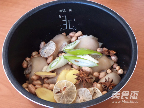 Pig's Trotters Stewed with Peanuts recipe