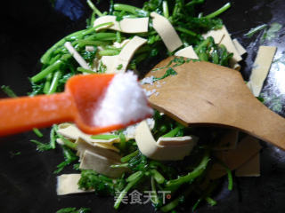 Thousand Sheets of Stir-fried Chrysanthemum recipe