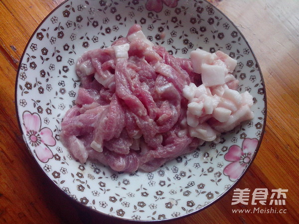 Stir-fried Lean Pork with Sweet Potato Leaves recipe