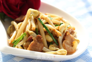 Stir-fried Pork with Peanut Sprouts recipe