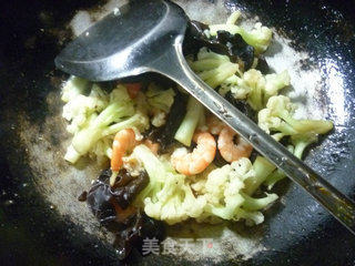 Stir-fried Cauliflower with Black Fungus and Shrimp recipe