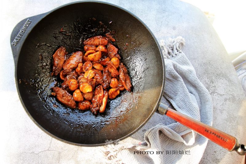 #斯肯特铸铁锅#-chestnut Chicken Wings recipe