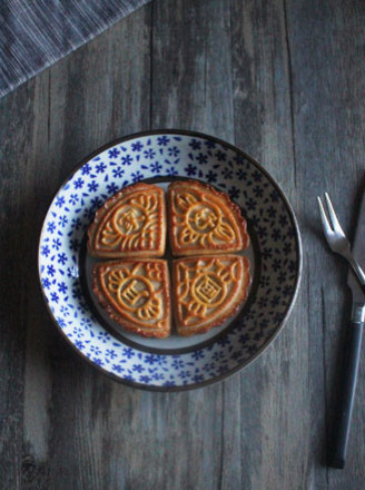 Cantonese Style Moon Cake with Coconut Paste Moon Cake