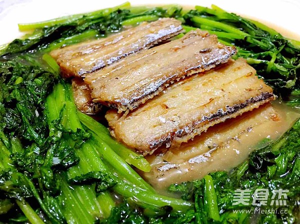 Saury Stew with Chrysanthemum recipe