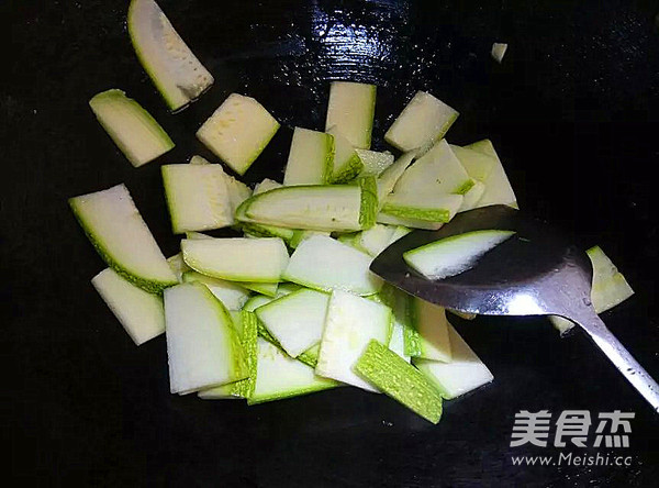 Stir-fried Pork Heart with Zucchini recipe