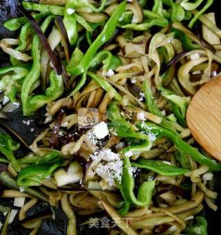 Eggplant Strips with Garlic and Green Pepper recipe