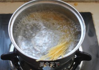 Food in Spring---【black Garlic Spinach Pasta】 recipe