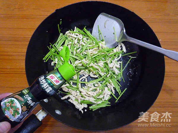 Stir-fried Shredded Chicken with Coriander recipe