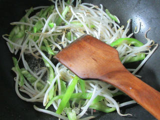 Stir-fried Rice Noodles with Green Pepper Shrimp Balls and Mung Bean Sprout Balls recipe