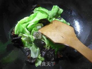 Stir-fried Cabbage with Black Fungus recipe