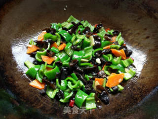 Scrambled Eggs with Green Pepper and Fungus recipe