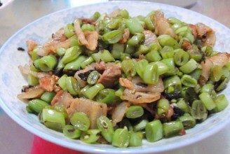 Stir-fried Pork with Carob and Olive Vegetables recipe