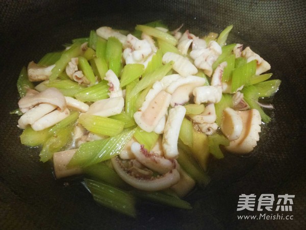 Fried Squid with Celery recipe