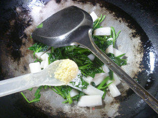 Stir-fried Rice Cake with Water Spinach recipe