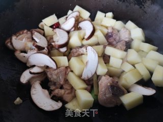 Stewed Chicken with Mushrooms and Potatoes recipe