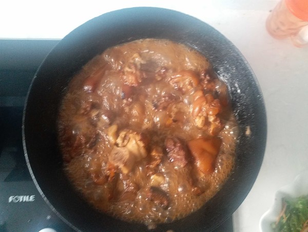 Braised Spicy Pork Trotters with Hard Vegetables on New Year's Eve recipe