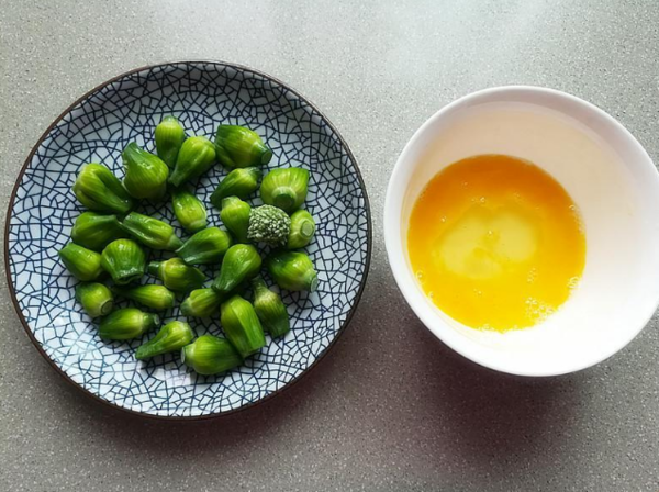 Scrambled Eggs with Garlic Moss Flower Buds recipe